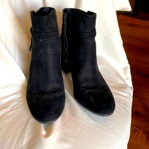 Able boot with Wedge black suede.